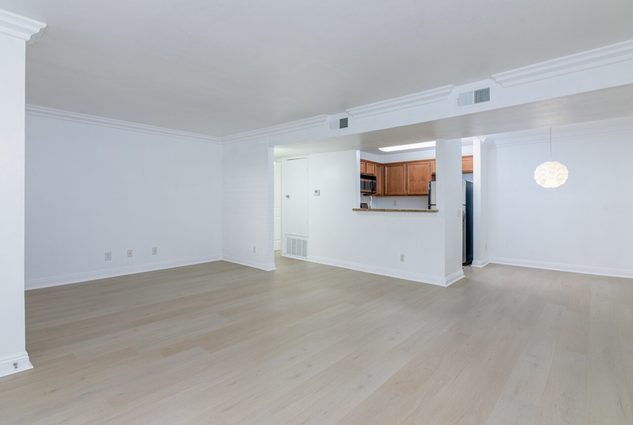 Building Photo - 355 N Maple St