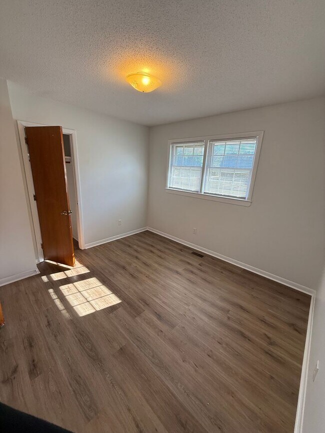 Building Photo - Christmas Move-In Special!! $500 off first month's rent - UTILITIES, LAWN CARE, WIFI, GARBAGE INC...