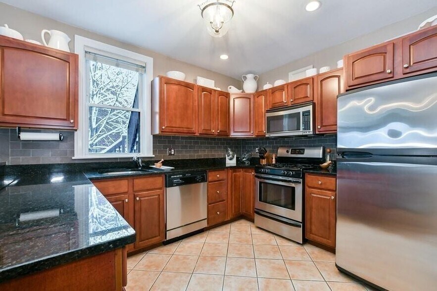 Building Photo - 544 E 8th St