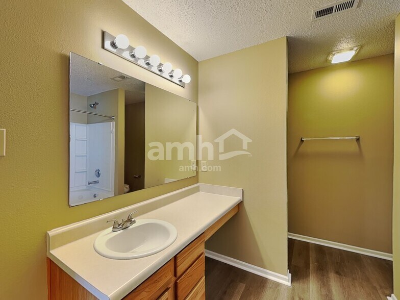 Building Photo - 990 Brookhaven Dr