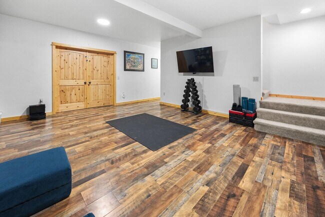 Building Photo - Spacious 6-bedroom, 4.5-bathroom home is i...