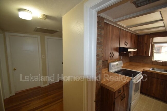 Building Photo - 3115 Buckingham Ave