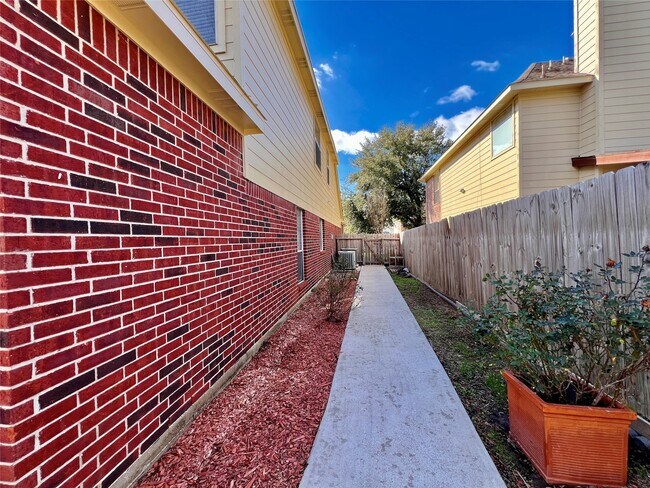 Building Photo - 3311 Whitebud Dr