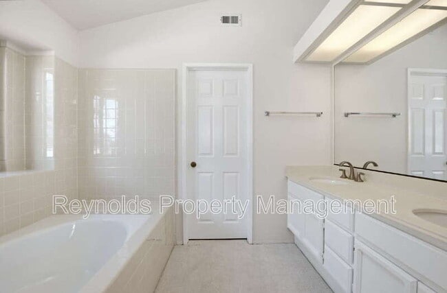 Building Photo - 9462 Pipilo St