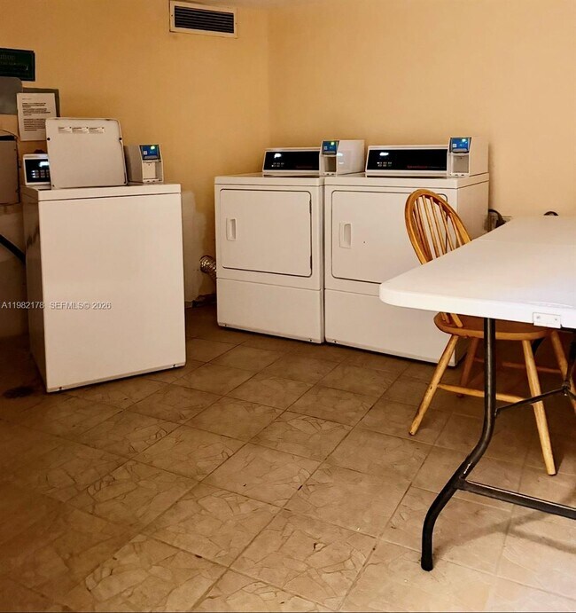 Building Photo - 2025 NE 164th St