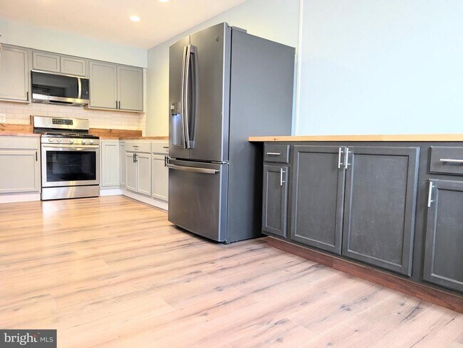 Building Photo - 3746 S Hereford Ln