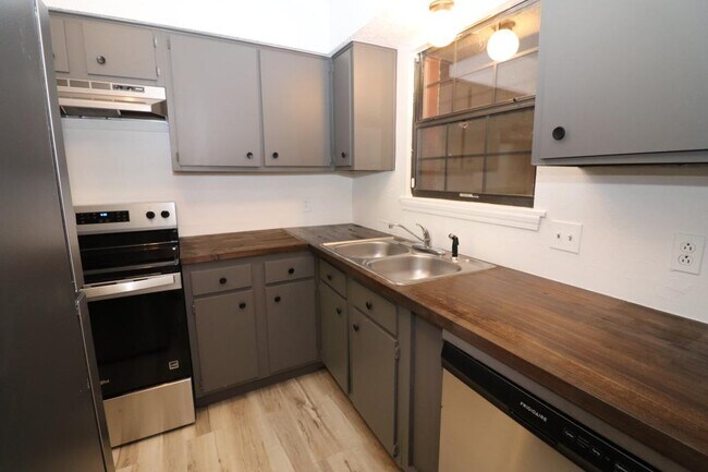 Building Photo - 1221 S Park Ave