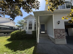 Building Photo - 704 Country Club Dr