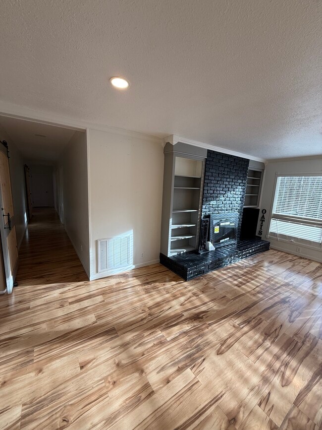 Building Photo - 323 Forrest Glen Rd