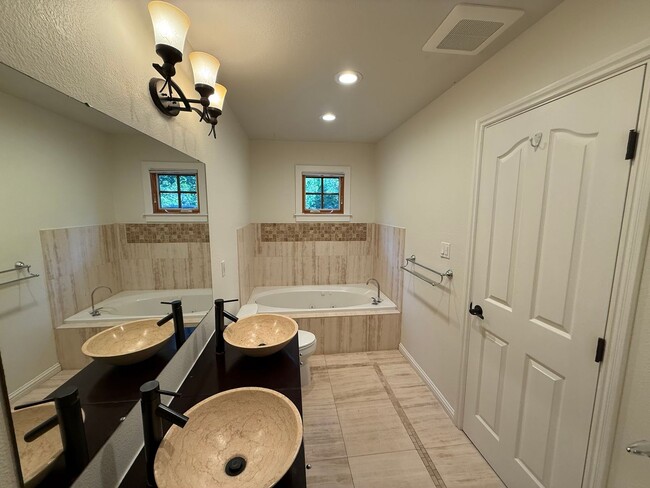 Building Photo - CRAFTSMAN 5BD / 3.5BA HOME ON DESIRABLE CU...