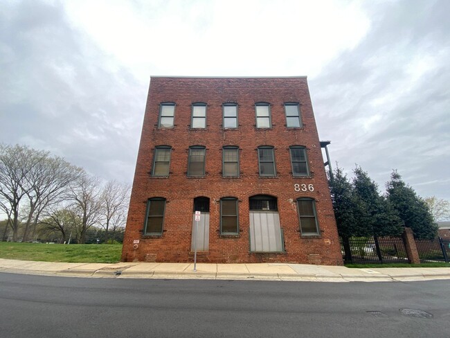 Building Photo - 836 Oak St NW