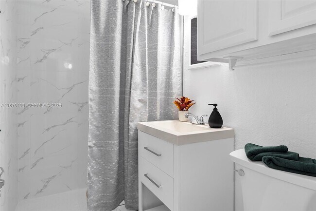 Building Photo - 658 SW 1st Ct