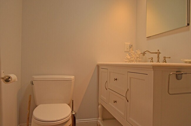 Building Photo - Annisquam Rental on the Water: Chester Square