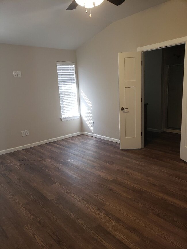 Building Photo - $500 OFF 1ST MONTH RENT