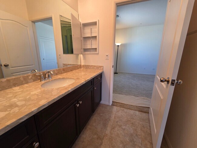Building Photo - New Listing!