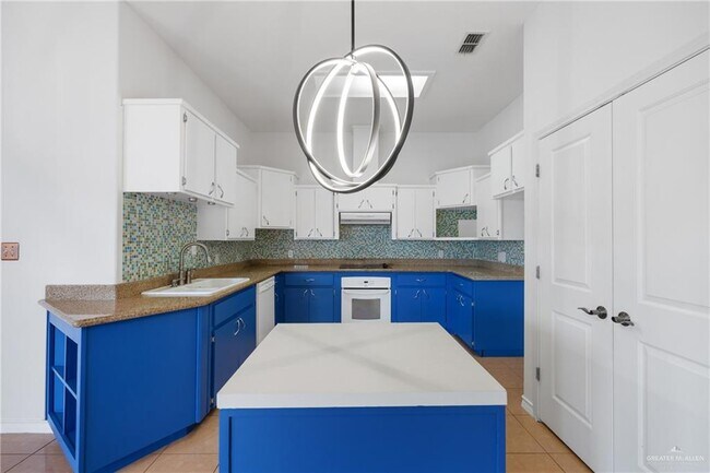 Building Photo - 22 E Beech St