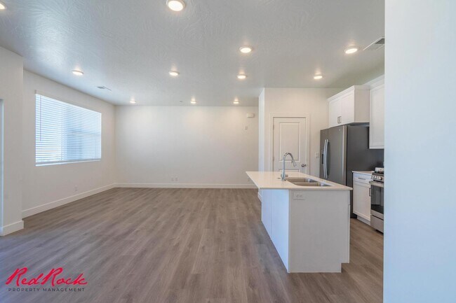 Building Photo - Pet Friendly 2 Bedroom Condo in Desert Color!