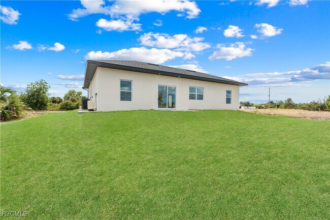 Building Photo - 837 Colyer St E