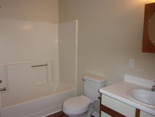 Building Photo - 1 Bedroom 1 Bath Townhome Minutes to I-77