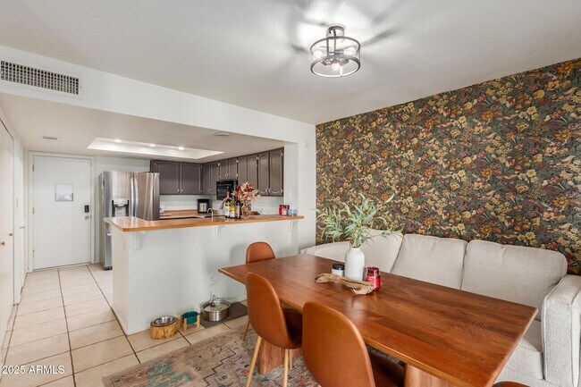 Building Photo - 518 E Kerry Ln