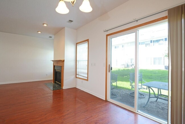 Building Photo - Beautiful 3-Bed 3-Bath Townhouse in Shakopee - Available Now!