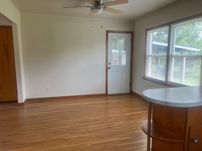 Building Photo - Midtown bungalow, beautiful hard wood floors, lots of natural light.