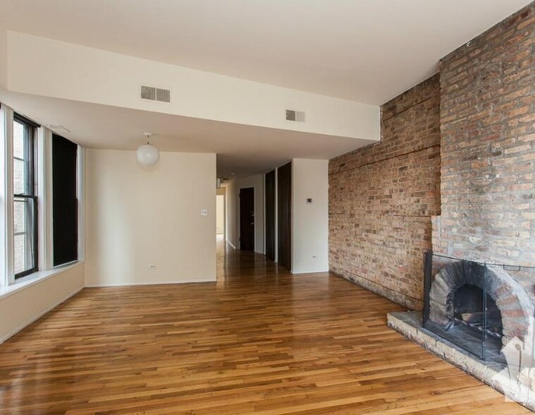 Building Photo - 606 W Surf St