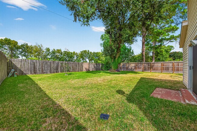 Building Photo - 2042 Hilton Head Dr