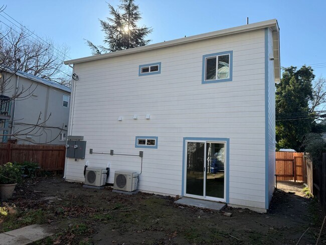 Building Photo - New 600 Sqft. 2 Bedroom 1 Bath Condo in Downtown Sacramento