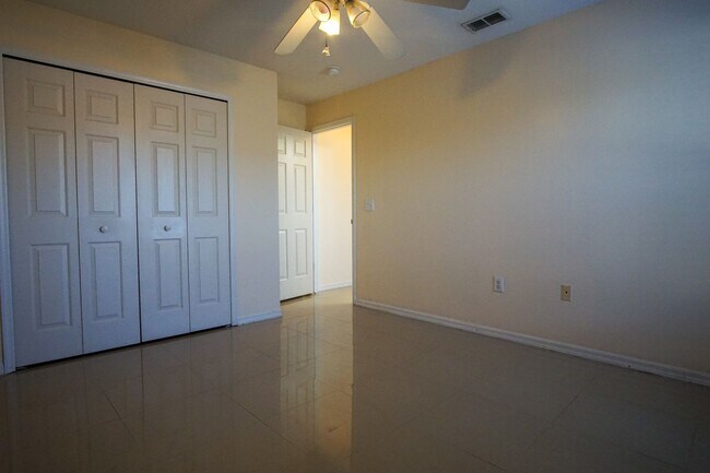 Building Photo - 4 bed Family Single Home Available for Rent in Davenport !!!