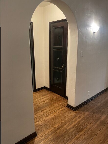 Entryway - 1208 W 81st Pl