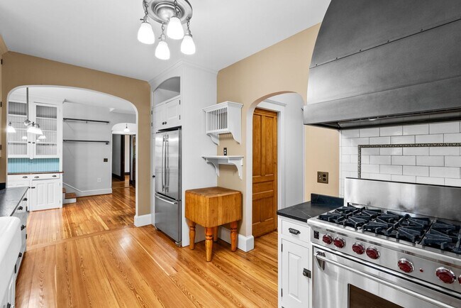 Building Photo - 4 Bed 3.5 bath - Kensington Victorian - Mo...