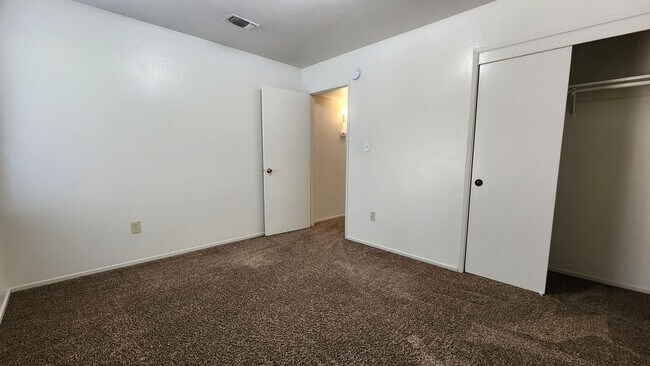 Building Photo - 7004 N Half Moon Dr