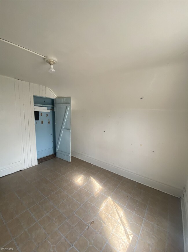 Building Photo - 3 br, 1 bath House - 2216 Northeast Monroe...