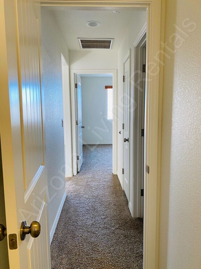 Building Photo - BEAUTIFUL 3 BEDROOM 2 CAR GARAGE HOME