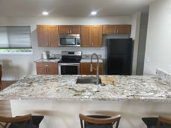 Building Photo - 3 Bedrm, 3 Ba (1 Pet w/Approval)