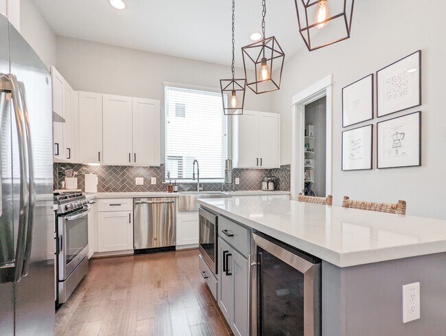 Building Photo - 1114 W 15th 1/2 St