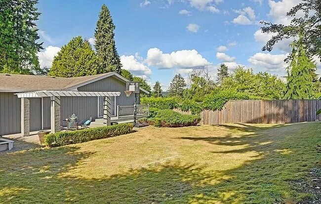 Building Photo - Beautiful, recently remodeled 4 bedroom, 3...