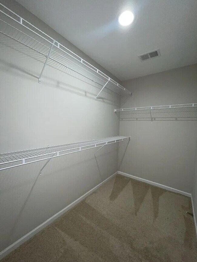 Building Photo - 5 Bedrooms 3 Bathrooms