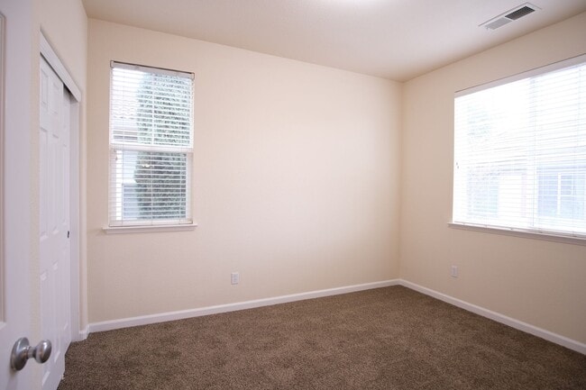 Building Photo - Charming 4-bedroom, 2.5-bathroom home