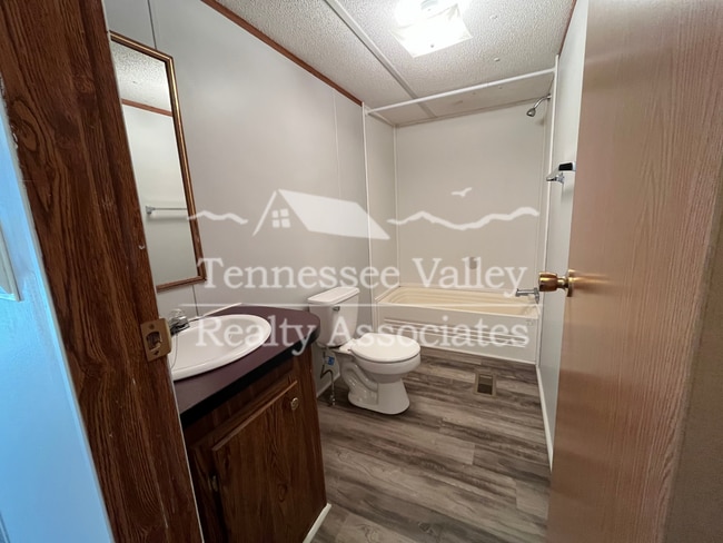 Building Photo - Well kept 3 bedroom/ 2 bathroom home just ...