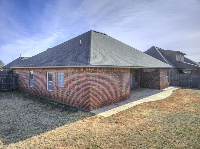Building Photo - 3 Bedroom + Study + 3 car garage home located in the heart of Edmond!