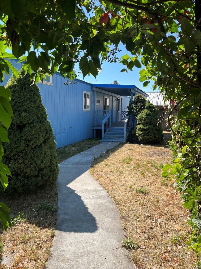 Building Photo - 2 Bedroom 1 bath in Suburbs