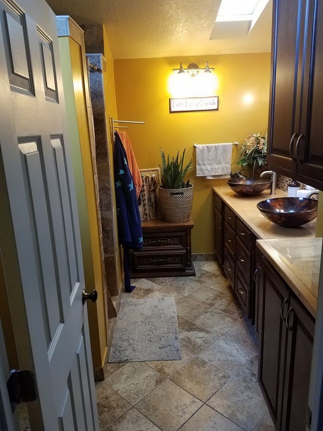 Master bath double sinks - 27711 Jade Ct