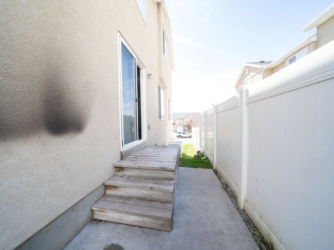 Building Photo - 4 Bedroom - 2.5 Bathroom House in Provo