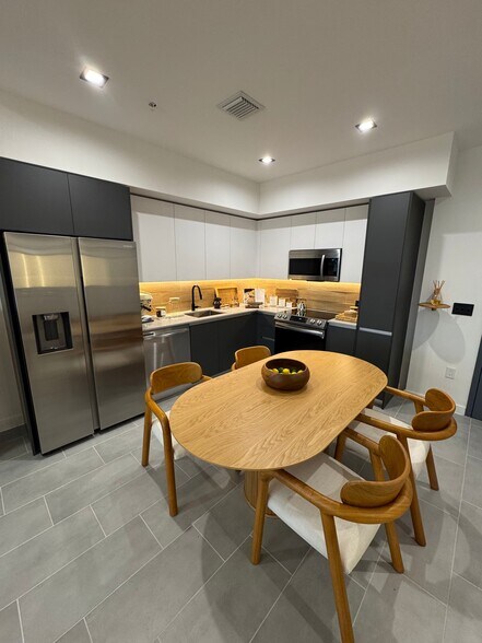 Building Photo - 122 NE 23rd St