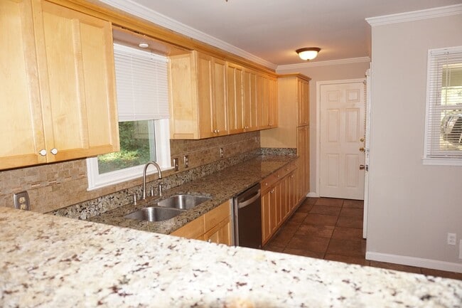 Building Photo - Spacious 5 bed 3 bath home located in Marietta