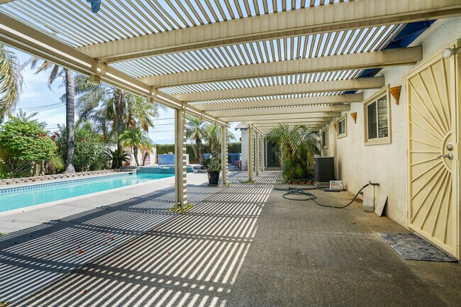 Building Photo - 7055 Avenida Leon