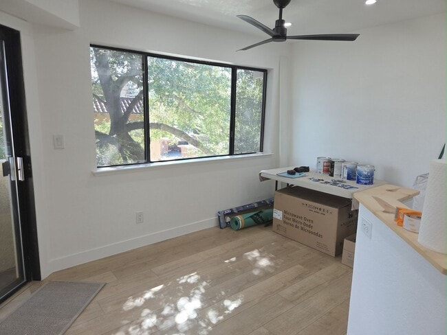 Building Photo - Top floor update 2 bed 2 bath condo in gre...