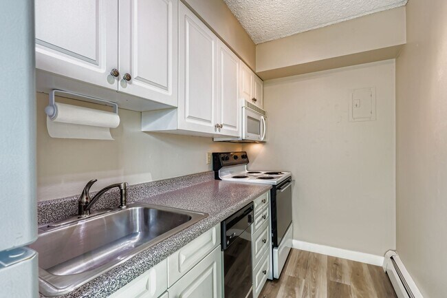 Building Photo - Sunny 6th-Floor Condo at Penn Towers – Rig...